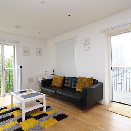 Spacious & Modern 1 Bedroom Close To Station In E16 伦敦 外观 照片
