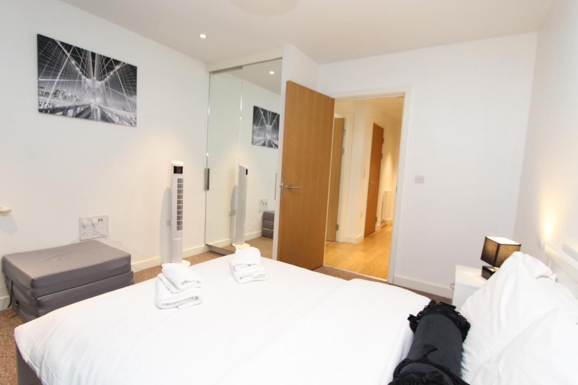 Spacious & Modern 1 Bedroom Close To Station In E16 伦敦 外观 照片